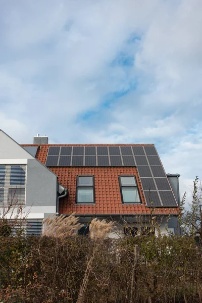 Telhado Com Painéis Solares Dia Primavera — Fotografia de Stock