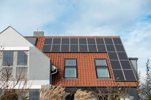 Telhado Com Painéis Solares Dia Primavera — Fotografia de Stock