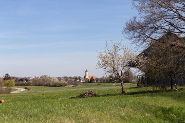 İlkbaharda güneşli bir öğleden sonra Almanya 'nın kırsal kesiminde bir köy.