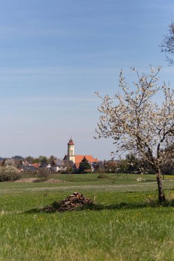 İlkbaharda güneşli bir öğleden sonra Almanya 'nın kırsal kesiminde bir köy.