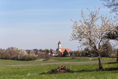 İlkbaharda güneşli bir öğleden sonra Almanya 'nın kırsal kesiminde bir köy.