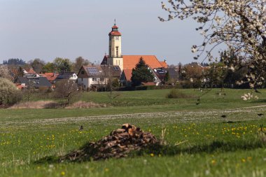 İlkbaharda güneşli bir öğleden sonra Almanya 'nın kırsal kesiminde bir köy.