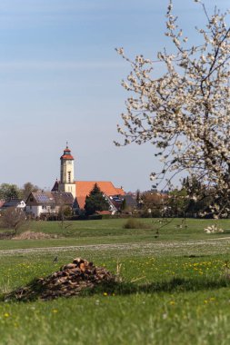İlkbaharda güneşli bir öğleden sonra Almanya 'nın kırsal kesiminde bir köy.