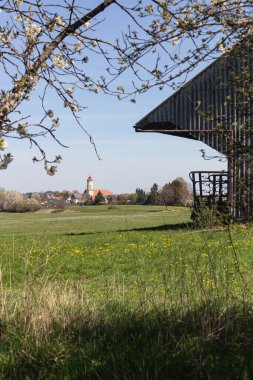 İlkbaharda güneşli bir öğleden sonra Almanya 'nın kırsal kesiminde bir köy.