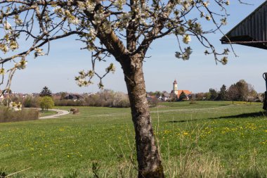 İlkbaharda güneşli bir öğleden sonra Almanya 'nın kırsal kesiminde bir köy.