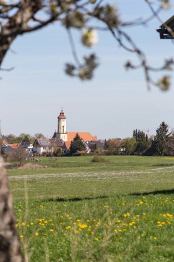 İlkbaharda güneşli bir öğleden sonra Almanya 'nın kırsal kesiminde bir köy.