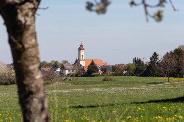 İlkbaharda güneşli bir öğleden sonra Almanya 'nın kırsal kesiminde bir köy.