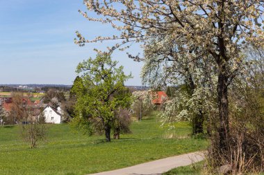 İlkbaharda güneşli bir öğleden sonra Alman kırsalında köy ve doğa.