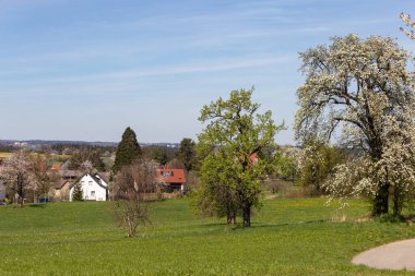 İlkbaharda güneşli bir öğleden sonra Alman kırsalında köy ve doğa.