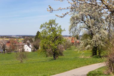 İlkbaharda güneşli bir öğleden sonra Alman kırsalında köy ve doğa.