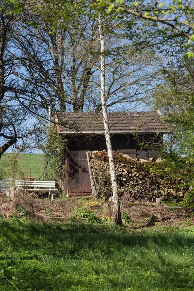 Gyönyörű Faház Padokkal Tavaszi Zöld Fákkal Gyeppel — Stock Fotó