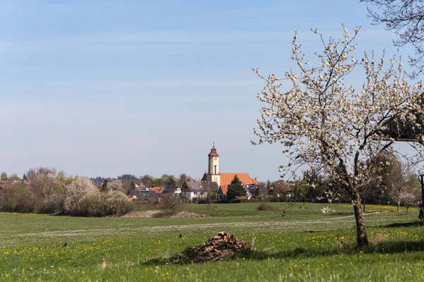 İlkbaharda güneşli bir öğleden sonra Almanya 'nın kırsal kesiminde bir köy.