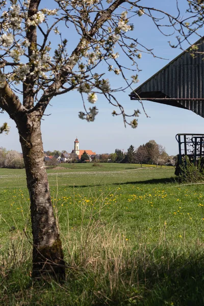 İlkbaharda güneşli bir öğleden sonra Almanya 'nın kırsal kesiminde bir köy.