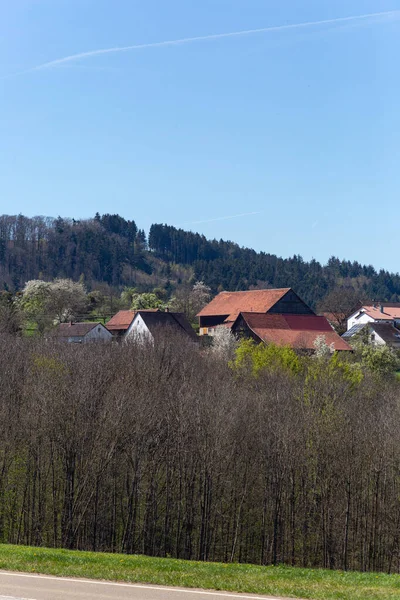 春のドイツ風景の中の田舎の村と自然晴れた日の午後 — ストック写真