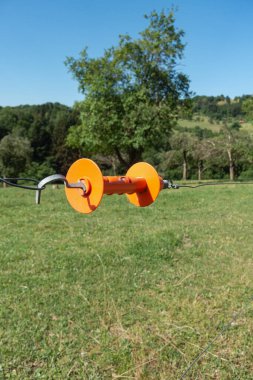 Güney Almanya yaz kırsalında elektrikli çit.