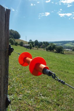 Güney Almanya yaz kırsalında elektrikli çit.