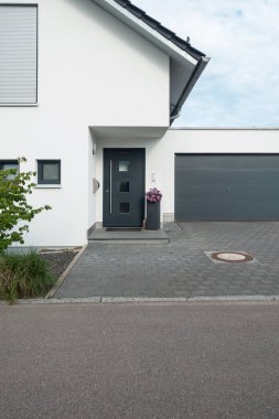 Güney Almanya 'da yaz aylarında modern ev cephesi