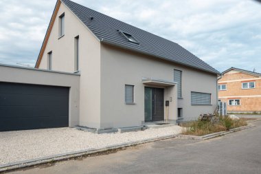 Güney Almanya 'da yaz aylarında modern ev cephesi