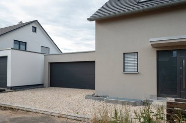 Güney Almanya 'da yaz aylarında modern ev cephesi