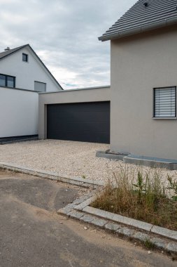 Güney Almanya 'da yaz aylarında modern ev cephesi