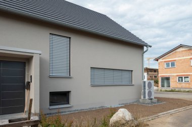 Güney Almanya 'da yaz aylarında modern ev cephesi
