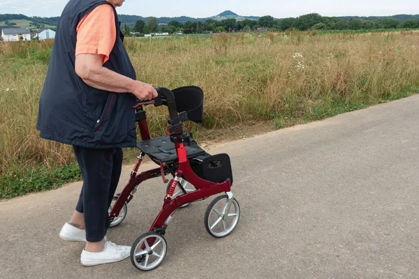 Señora Con Rollator Sur Germany Verano Campo —  Fotos de Stock