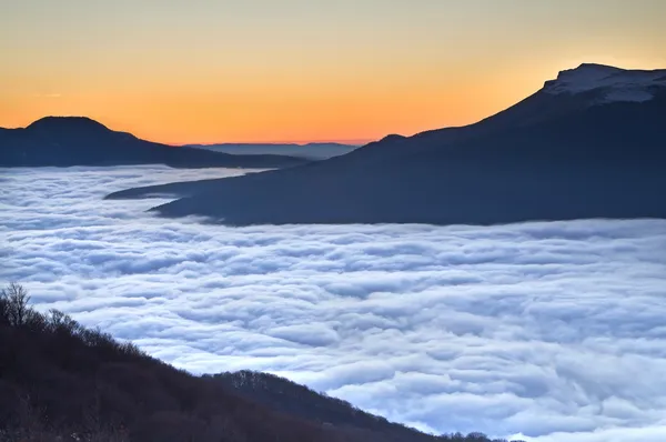 曇り日没で山地 ロイヤリティフリーのストック写真