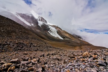 bulutlar ve karlı Dağları rocky pass