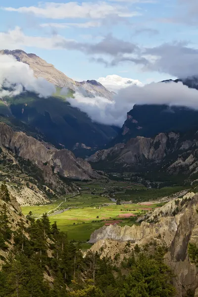 Nepal güneş ışığı dağa vadide