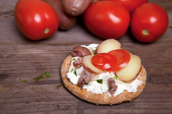 ahşap masa üstünde surstomming ile tost