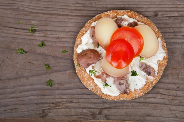 İsveçli ringa balığı, patates ve domates ile sandviç