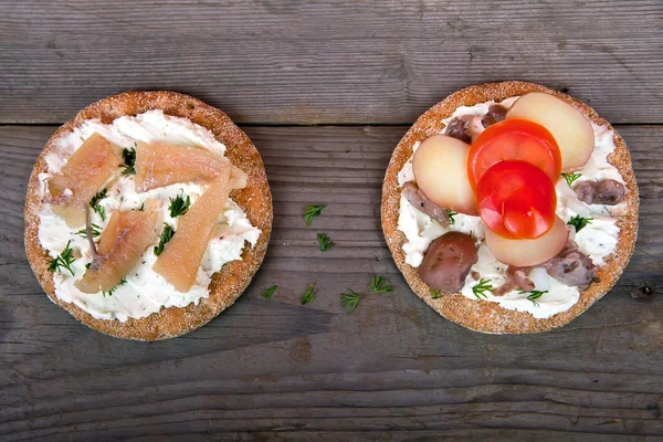 dos sándwiches con surstromming y caviar
