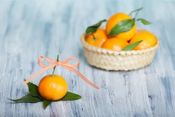 Tablo ve bazı sepet kurdele ile bir mandarin