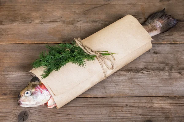 Упаковка лосося на деревянный стол — стоковое фото