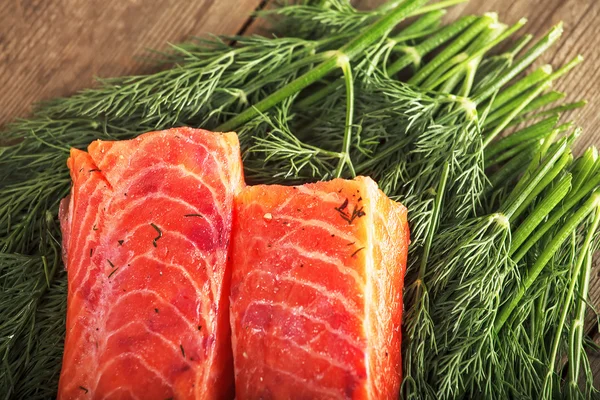 gravlax yeşillik üzerinde