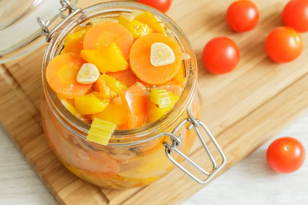 Tarro de vidrio con verduras guisadas — Foto de Stock