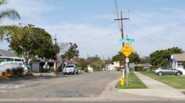 California 'nın banliyö sokağındaki evler. Genel binalar, Los Angeles yakınlarındaki yerleşim yerleri..