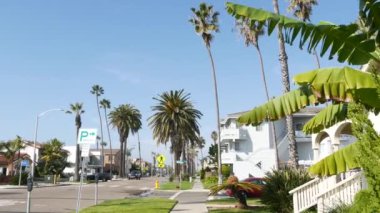 California 'nın banliyö sokağındaki evler. Genel binalar, Los Angeles yakınlarındaki yerleşim yerleri..