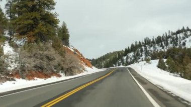 Amerika 'da Zion' dan Bryce Kanyonu 'na, Utah' ta araba sürerken. Otostop çekerek Amerika 'ya, 89. Otoyol' dan Dixie Ormanı 'na. Kış yerel yolculuğu, sakin atmosfer ve kar dağları. Arabadan görüntüle