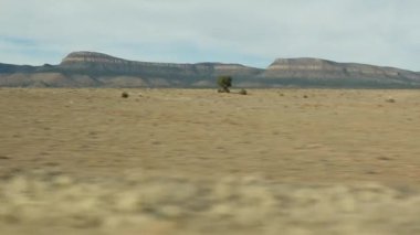Arizona, Grand Canyon 'dan buraya yolculuk. Araba sürüyorum, Las Vegas Nevada 'ya gidiyorum. Amerika 'da otostop çekmek, yerel yolculuk, vahşi batı sakin atmosferi, Kızılderili toprakları. Arabanın penceresinden vahşi doğa..