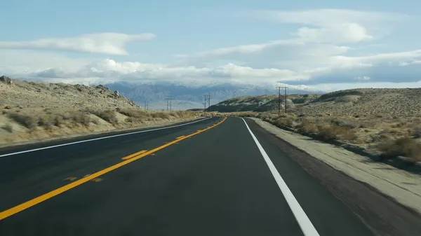 Wycieczka do Doliny Śmierci, jazda samochodem w Kalifornii, USA. Podróżując autostopem po Ameryce. Autostrada, góry i sucha pustynia, suchy klimat pustynia. Pasażerski POV z samochodu. Podróż do Nevady — Zdjęcie stockowe