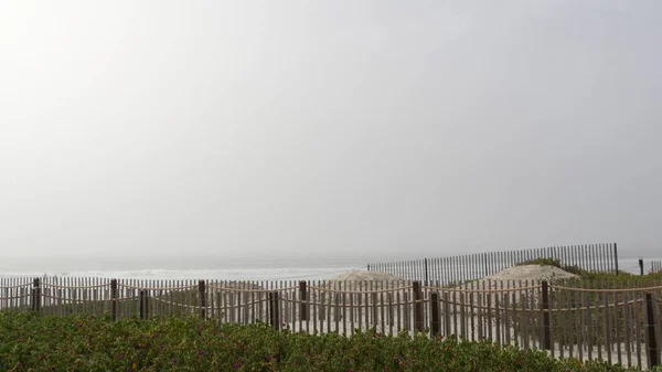 木製のピケットフェンス、砂霧のビーチ、カリフォルニア州米国。太平洋岸、海岸の霧霞. — ストック写真