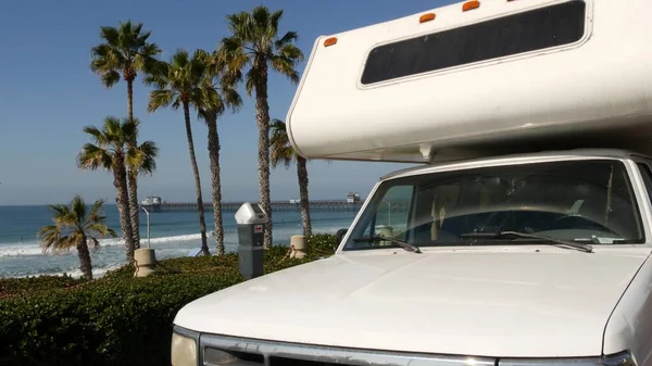 Motorhome trailer or caravan for road trip. Ocean beach, California USA. Camper van, RV motor home. — Stock Photo, Image
