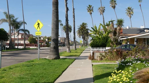 Casas na rua suburbana, Califórnia EUA. Edifícios genéricos, bairro residencial perto de Los Angeles. — Fotografia de Stock