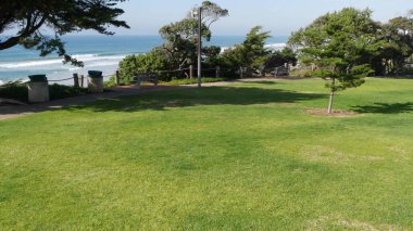Del Mar, Kaliforniya 'daki Seagrove Parkı. Deniz kenarındaki çimenler. Yukarıdan yeşil çimenler ve okyanus manzarası.