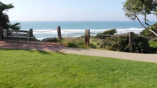 Seagrove park in Del Mar, California USA. Seaside lawn. Green grass and ocean view frome above. — Stock Video