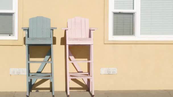Καρέκλες ναυαγοσώστη στην Καλιφόρνια. Σωσίβιο ψηλό κάθισμα στην παραλία του ωκεανού. Λος Άντζελες καλοκαίρι. — Αρχείο Βίντεο
