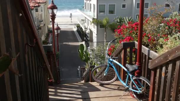 Bicicleta de crucero en bicicleta por la playa del océano, costa de California EE.UU.. Ciclo de verano, escaleras y palmeras. — Vídeo de stock