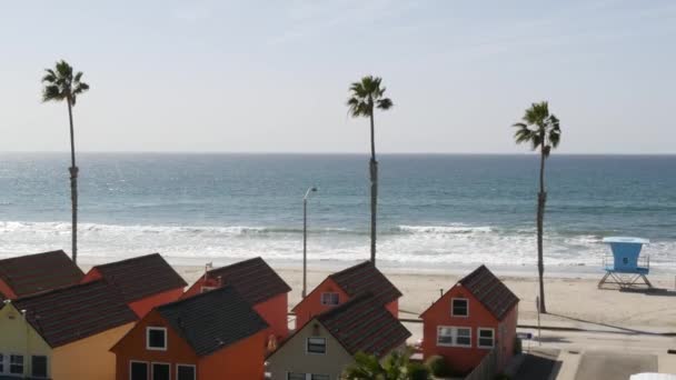 Πολύχρωμα Παραθαλάσσια Σπίτια Oceanside Καλιφόρνια Ηπα Πολύχρωμες Καλύβες Μπανγκαλόου Καλοκαιρινή — Αρχείο Βίντεο