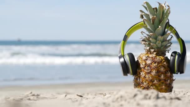 Funny Ananas Headphones Sandy Ocean Beach Blue Sea Water Waves — Stock video